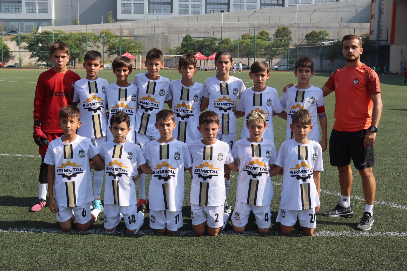 zafer-bayrami-futbol-turnuvasinda-minik-sporcular-sahne-aldi-9.jpg