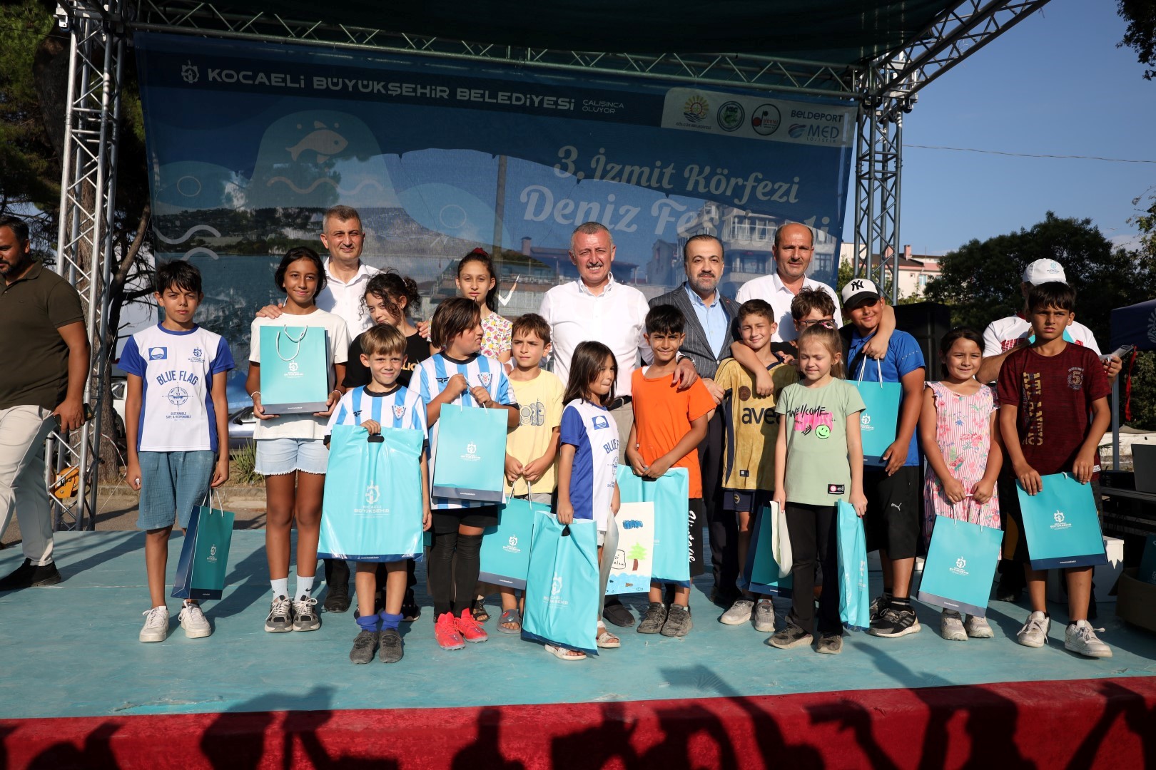 3-izmit-korfezi-deniz-festivali-dolu-dolu-gecti-12.jpg