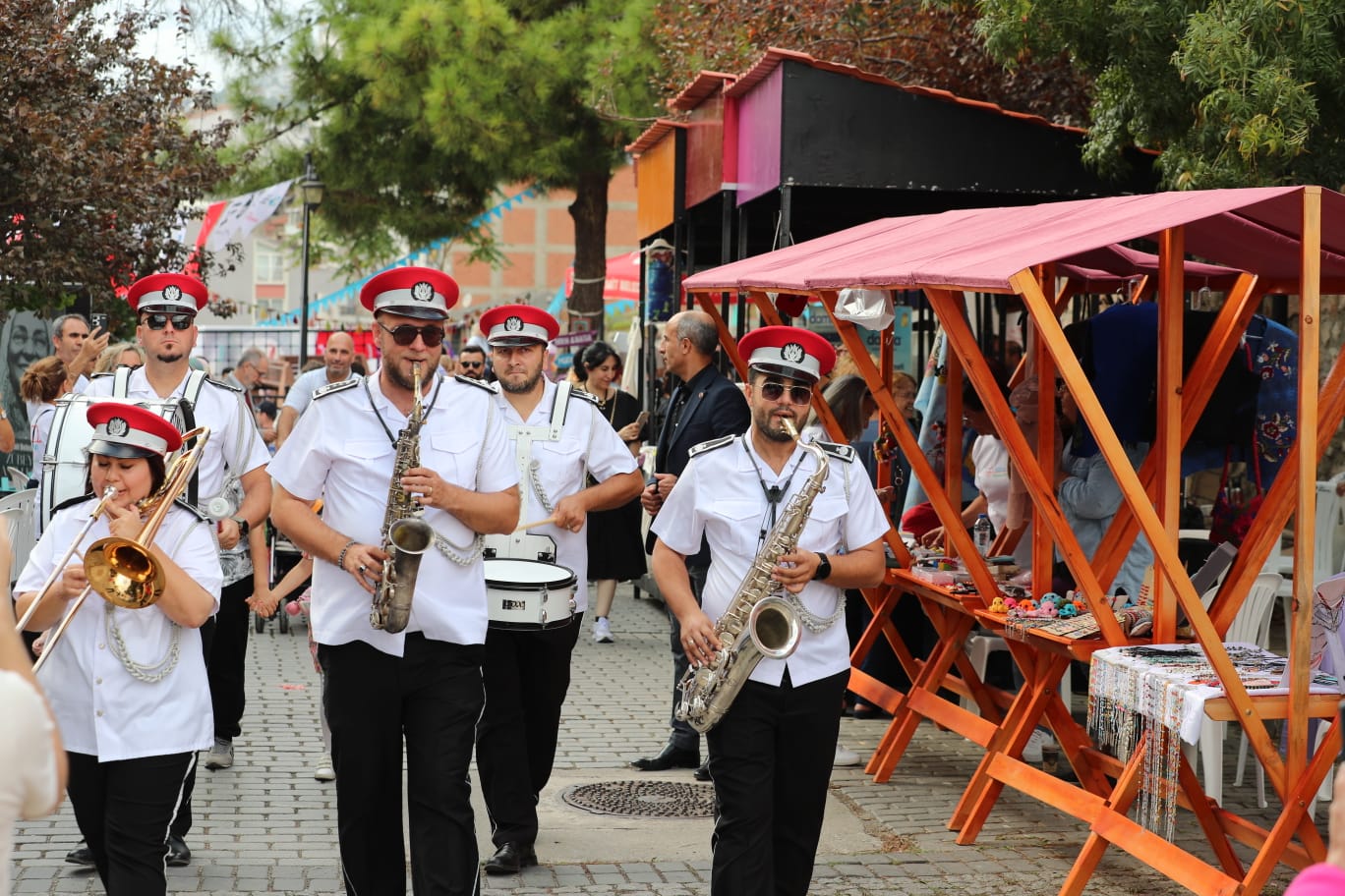 kente-yeni-bir-ruh-yeni-bir-dokunus-izmitten-bir-kapanca-sokak-festivali-gecti-12.jpg