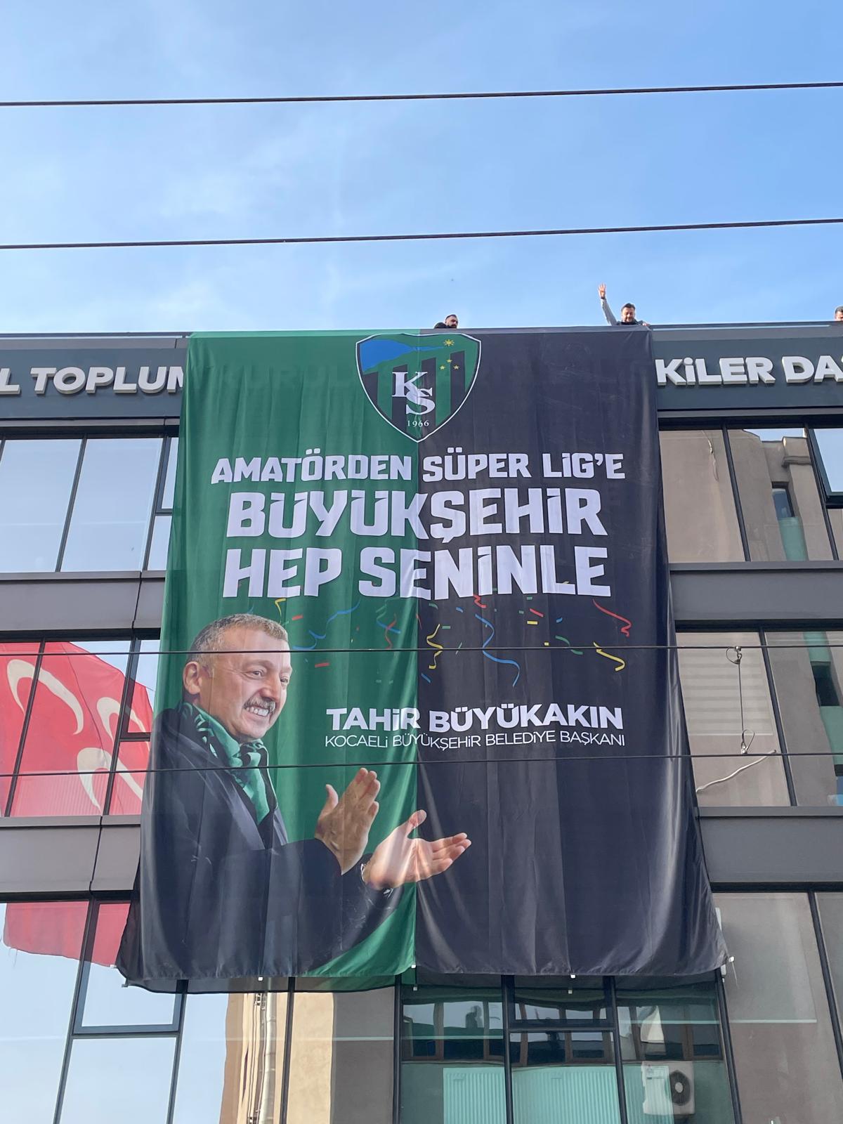 buyuksehir-kenti-yesil-siyah-bayraklarla-donatti-1.jpg