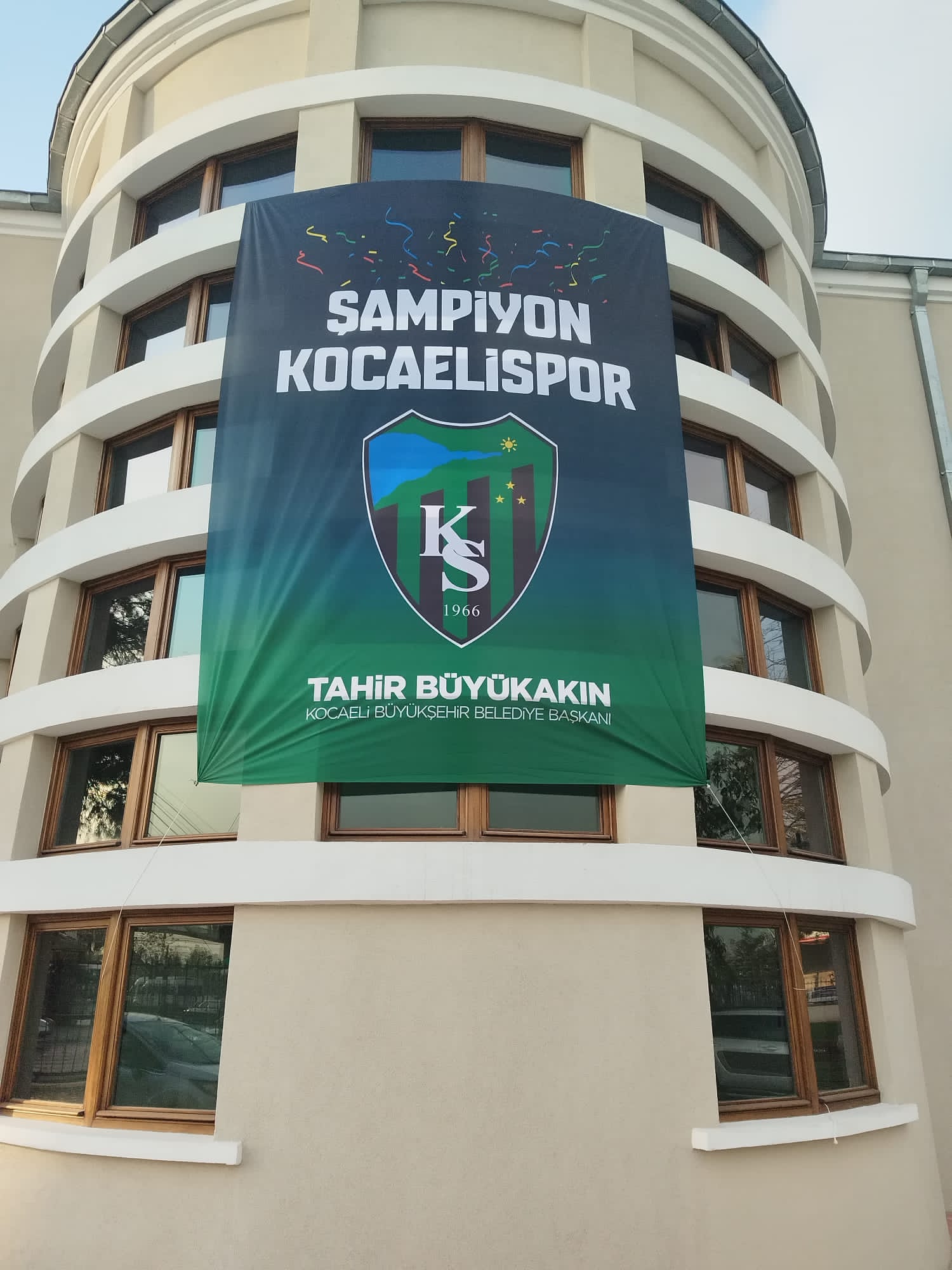 buyuksehir-kenti-yesil-siyah-bayraklarla-donatti-5.jpg