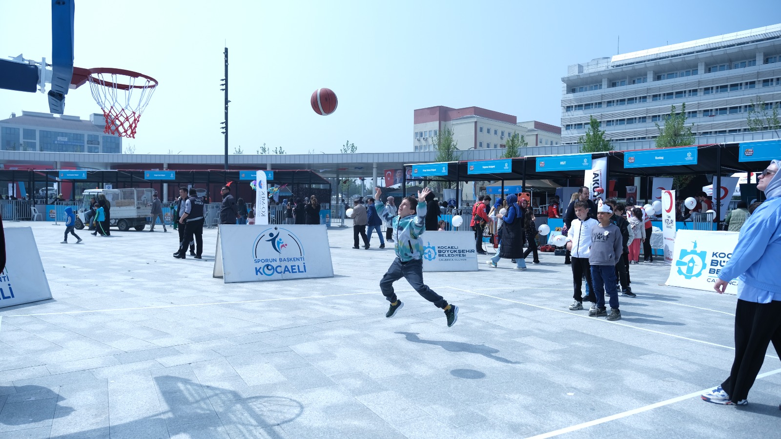 kilavuz-genclik-23-nisan-ruhunu-cocuklara-asiliyor-9.jpeg
