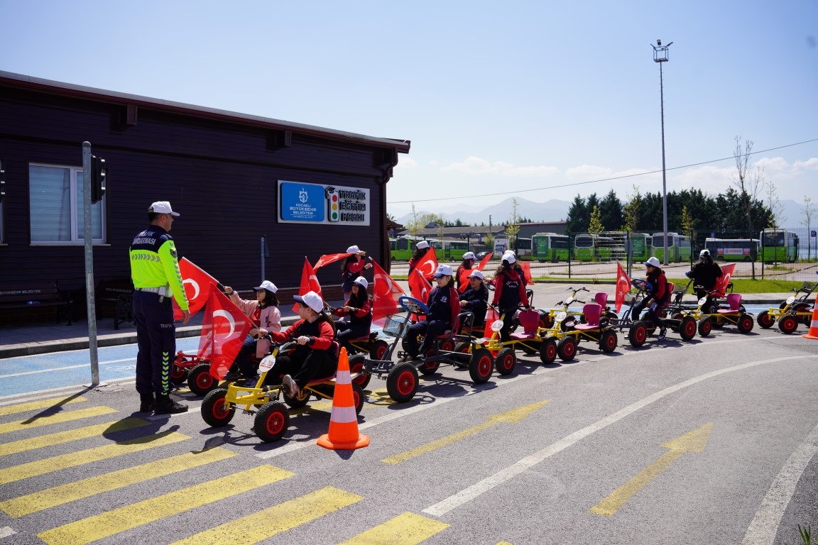 trafik-egitim-parkinda-turk-bayragiyla-coskulu-kutlama-1.jpg