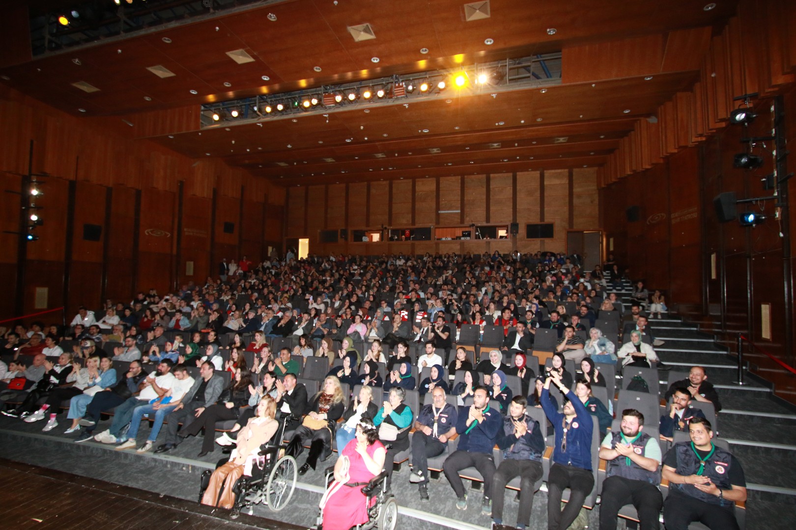 zel-bireyler-tiyatro-oyununda-hunerlerini-sergiledi-3.jpg