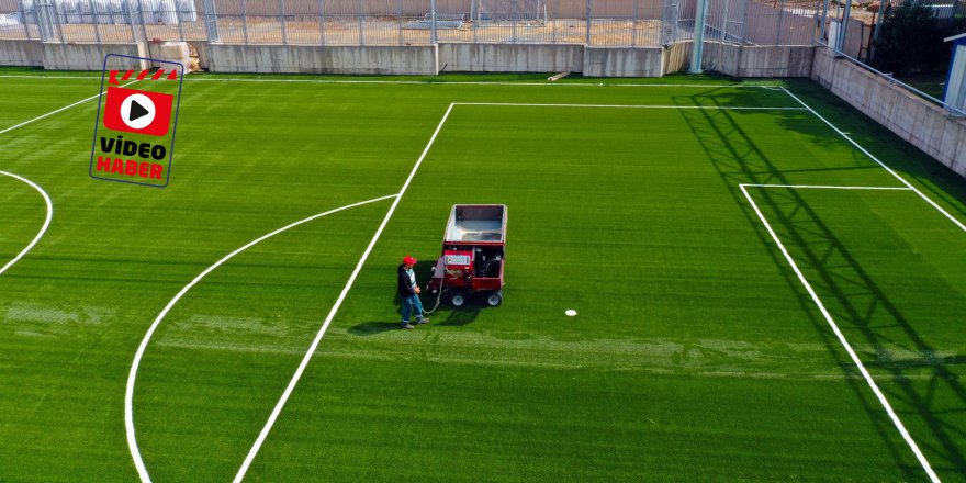 Futbol sahasına yeni çimleri serildi
