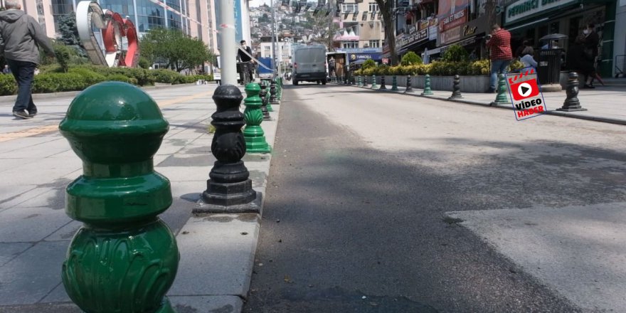 İzmit İnönü Caddesi’ndeki dubalar yeşil-siyaha boyandı